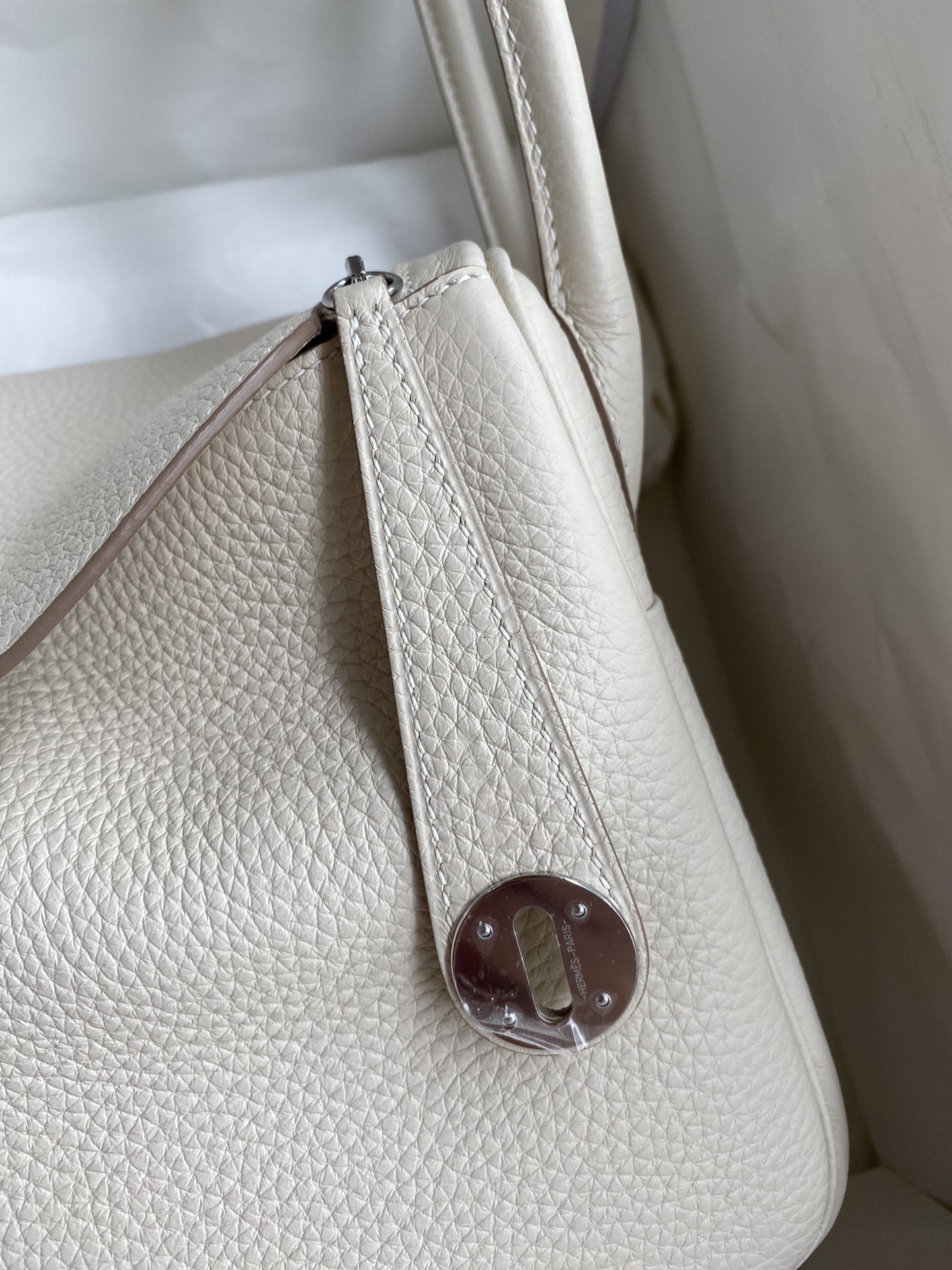 Hermes Lindy 30cm Handbag Shoulder Bag In White Clemence Leather